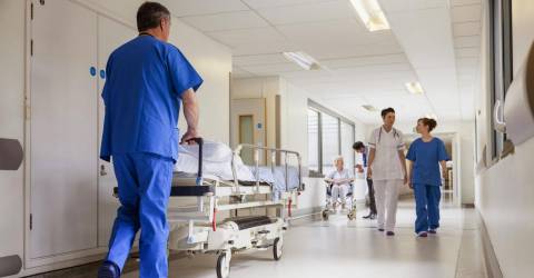 zusters en dokters lopen door de ziekenhuishal